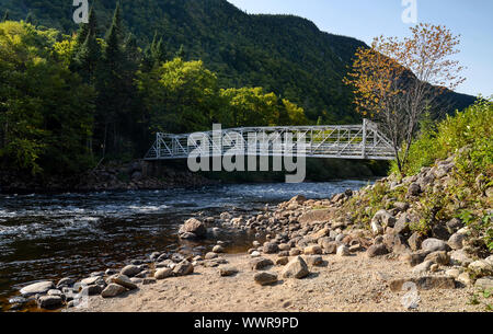 Pont enjambant la rivière Jacques-Cartier dans Parc National de la Jacques-Cartier, Province de Québec, CANADA. Banque D'Images