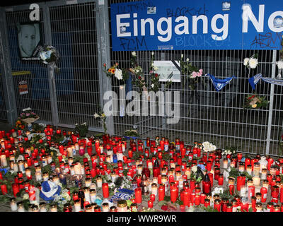 Une veille pour le ventilateur de la FCM décédé Hannes S. en face de la MDCC-Arena Magdeburg sur 12.10.2016 Banque D'Images