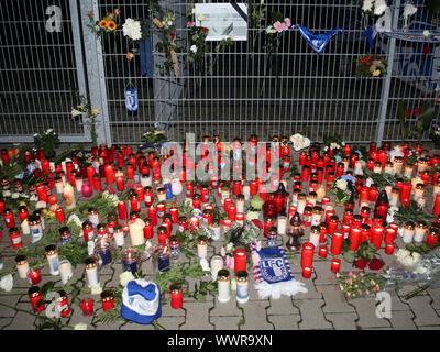 Une veille pour le ventilateur de la FCM décédé Hannes S. en face de la MDCC-Arena Magdeburg sur 12.10.2016 Banque D'Images