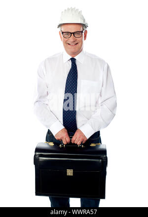 Beau constructeur principal holding briefcase isolés contre white Banque D'Images