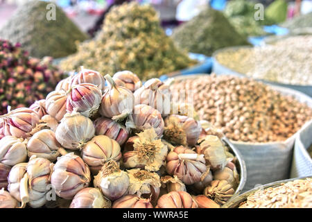 Variété d'épices et produits alimentaires séché sur la rue arabe market stall Banque D'Images