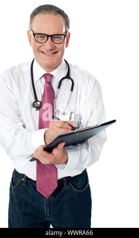 Happy smiling mûri médecin writing on clipboard isolés contre fond blanc Banque D'Images
