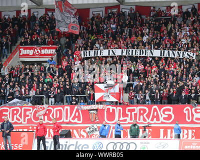 Fanblock FC Rot-Weiß Erfurt lors de la saison 2016/17 3.liga FC Point RW Erfurt-1.FC Magdeburg à Erfurt Banque D'Images