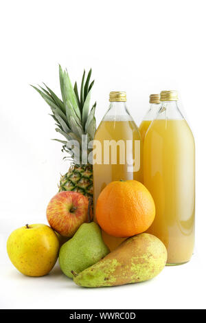 Divers fruits en bouteilles de jus de verre Banque D'Images