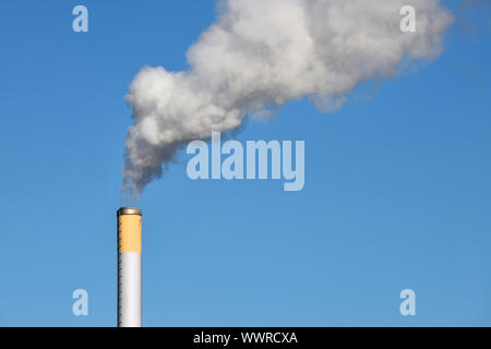 La fumée de la cheminée de l'établissement industriel. L'écologie industrielle, et la protection de l'environnement. Banque D'Images