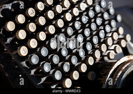 Machine à écrire, l'arrière-plan de couleur, l'Alphabet, journalisme, jaune, Découper, machines, Concepts, Studio Shot, couleur noire, Blogging, bureau, machine à écrire Yost Banque D'Images