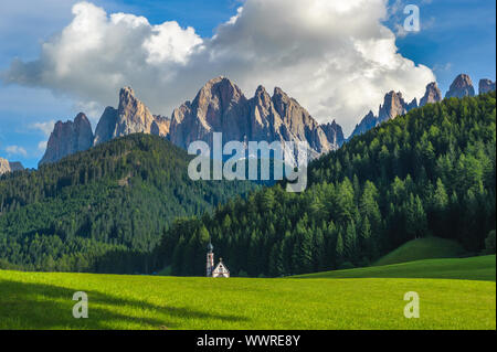 Église Saint-Jean en face de la montagne, vallée de Odle Funes, Dolomites, Italie Banque D'Images