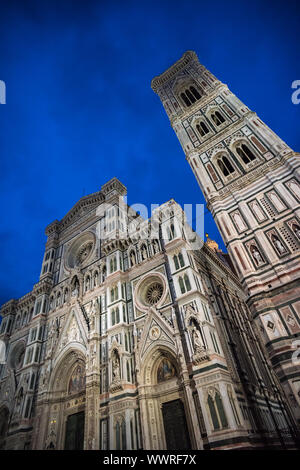 Le Campanile de Giotto et la cathédrale Santa Maria del Fiore, aussi appelée Duomo, la nuit, Florence, Italie Banque D'Images