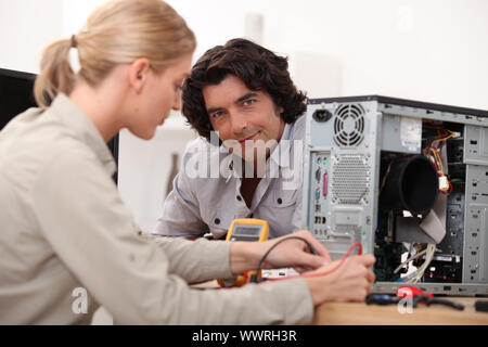 Woman fixing un ordinateur Banque D'Images