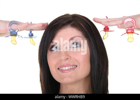 Brunette holding dummies Banque D'Images