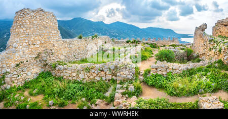 Vestiges de l'ancienne ville sur le sommet du rocher à Cefalu. Sicile, Italie Banque D'Images