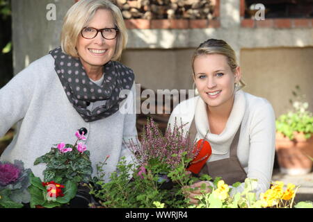 Mother and Daughter gardening Banque D'Images