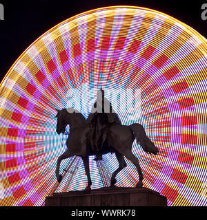 Statue équestre de l'empereur Guillaume I en face de couleurs grande roue, Essen, Germany, Europe Banque D'Images