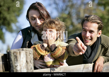 Témoin d'une famille étonné une fois dans une expérience de vie Banque D'Images