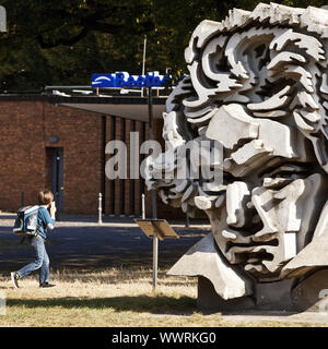 Parler d'écolier sur son téléphone en face de Beethon sculpture à l'hôtel de Beethoven, à Bonn, Allemagne Banque D'Images
