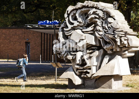 Parler d'écolier sur son téléphone en face de Beethon sculpture à l'hôtel de Beethoven, à Bonn, Allemagne Banque D'Images