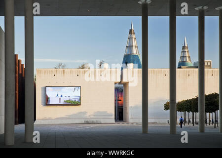 Hall d'exposition et d'art avec puits de lumière conique, Museum Mile, Bonn, Rhénanie du Nord-Westphalie, Allemagne Banque D'Images