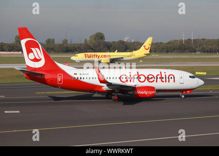 Air Berlin et TUIfly Boeing 737 Düsseldorf Airport Banque D'Images