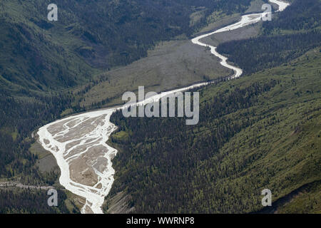 Vue aérienne d'une rivière qui coule au-dessous Felsite Peak dans le parc national Kluane, Yukon, Canada Banque D'Images