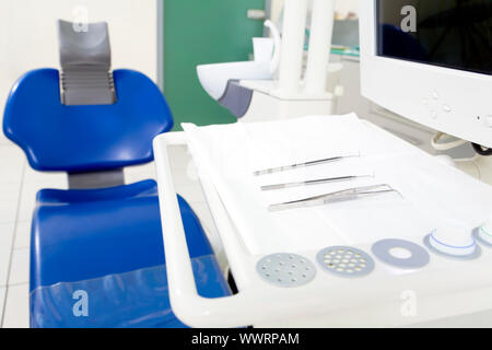 Président du dentiste dans la salle d'examen Banque D'Images