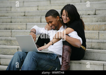 Couple assis sur les marches Banque D'Images