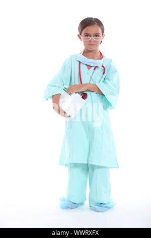 Petite fille vêtue de l'uniforme des infirmières et infirmiers Banque D'Images