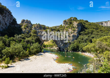 Vue aérienne de Narural arch à Vallon Pont d'arc en Ardèche canyon en France Banque D'Images
