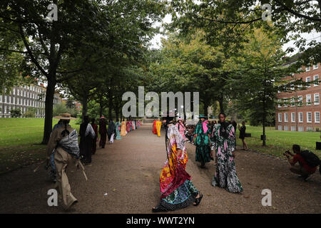 Modèles sur le podium à l'Erdem Printemps/Été 2020 de la Fashion Week de Londres à Grays Inn Gardens, Londres. Banque D'Images