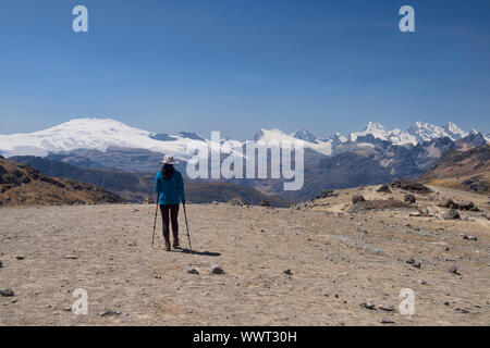 Vue de la Cordillère Raura Col Cuyoc escalade sur la cordillère Huayhuash circuit, Ancash, Pérou Banque D'Images