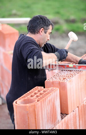 Maillet en bois avec mur de réglage Banque D'Images