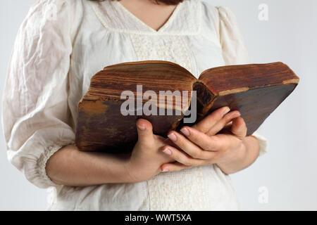 Photo d'une femme tenant une bible ouverte à partir de 1786 dans ses mains. Banque D'Images