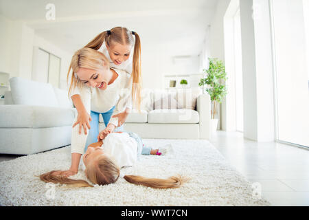 Beau mignon Joli Fou doux rêve attrayant adorable drôle joyeux mama sur tapis transportant usurpation de pre-teen girl playing game trompent avoir Banque D'Images