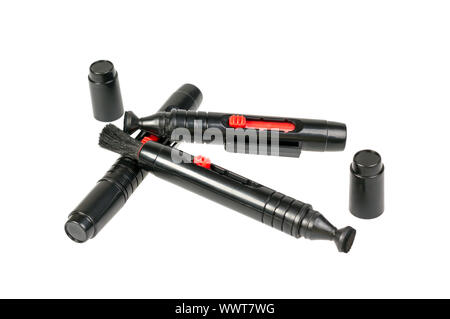 Lentille poche stylo et pinceau de nettoyage pour appareil isolé sur fond blanc Banque D'Images