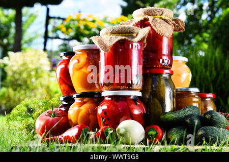 Pots de légumes et fruits dans le jardin. Les aliments marinés. Banque D'Images