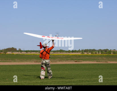 L'homme se lance dans le ciel planeur RC Banque D'Images