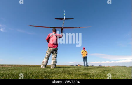 L'homme se lance dans le ciel planeur RC Banque D'Images