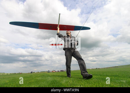 L'homme se lance dans le ciel planeur RC Banque D'Images