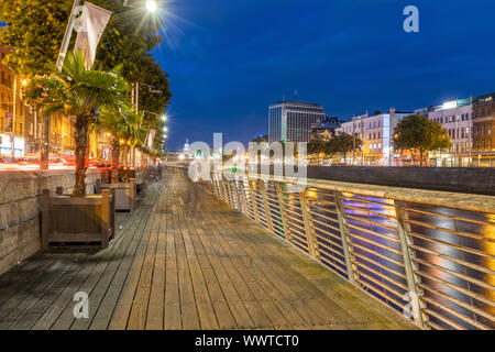 Passerelle sur le Wellington Quay par la rivière Liffey à Dublin, Irlande Banque D'Images