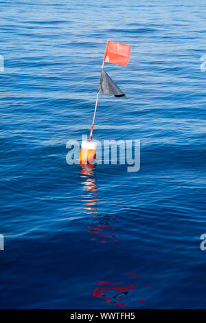 Et bouée palangrier trémail avec mât en bleu mer Banque D'Images