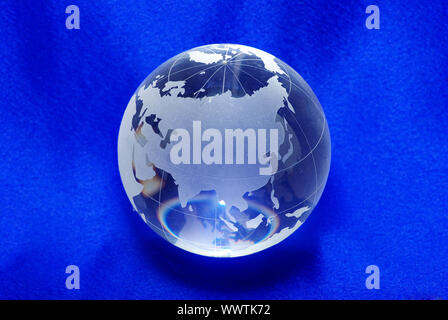 Planète parfaite crystal ball globe isolated sur bleu Banque D'Images