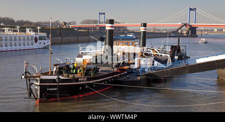 Bateau musée Oskar Huber et Bruecke Friedrich-Ebert-pont sur le Rhin, Duisburg, Allemagne Banque D'Images