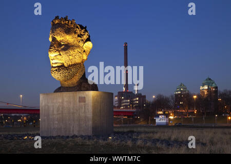 Sculpture lumineuse Echo des Poseidon dans le crépuscule à port de Duisburg, Ruhr, Allemagne Banque D'Images