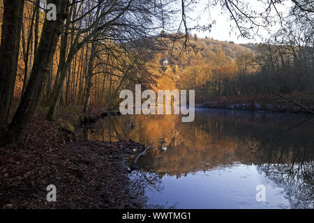 Pavillon de la rivière Wupper avec Diederichstempel Muengstener en automne, Solingen, Allemagne Bergisches Land Banque D'Images