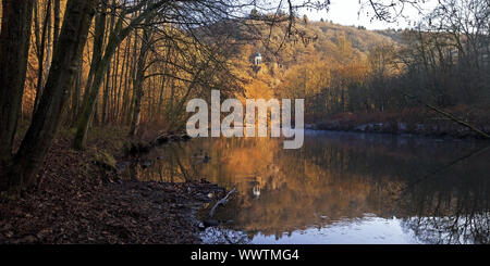 Pavillon de la rivière Wupper avec Diederichstempel Muengstener en automne, Solingen, Allemagne Bergisches Land Banque D'Images