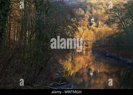 Pavillon de la rivière Wupper avec Diederichstempel Muengstener en automne, Solingen, Allemagne Bergisches Land Banque D'Images