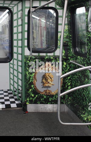 À l'intérieur de voiture de métro à Saint-Pétersbourg Banque D'Images