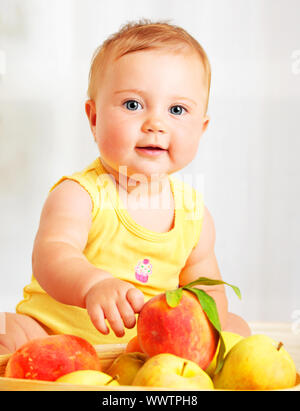 Petit bébé choisir les fruits, closeup portrait, concept de soins de santé et de nutrition de l'enfant en bonne santé Banque D'Images