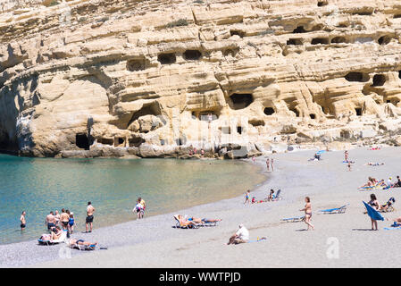Les touristes à la plage et la baie de Matala, dans le centre-sud de la Crète Banque D'Images