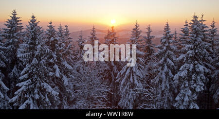 Montagnes Rothaar au coucher du soleil en hiver, Heimbach, Siegerland, Rhénanie du Nord-Westphalie, Allemagne Banque D'Images