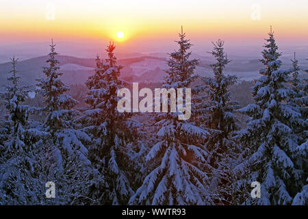 Montagnes Rothaar au coucher du soleil en hiver, Heimbach, Siegerland, Rhénanie du Nord-Westphalie, Allemagne Banque D'Images